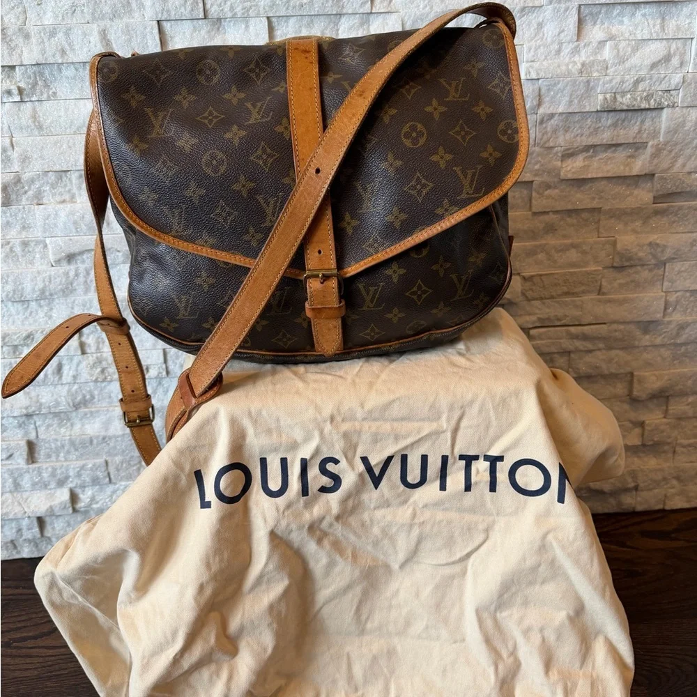 Louis Vuitton Saumur 35 in Brown Monogram - Vintage Crossbody - Picture 2 of 14